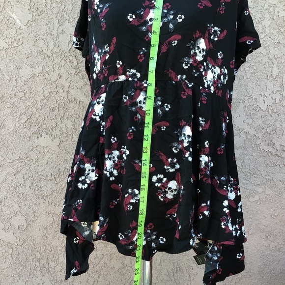 Torrid Skull and Flowers Challis Top - Picture 4 of 11